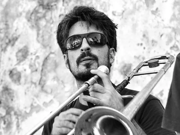 javi-trombone-portrait-SQr7VlfW